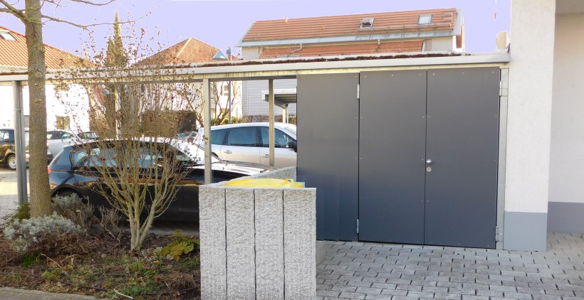 Carport in Mannheim mit Dachbegrnung und Abstellraum